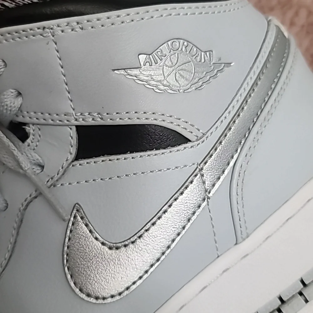 Nike Air Jordan 1 Mid sneakers in the 'Wolf Grey' Sz 7